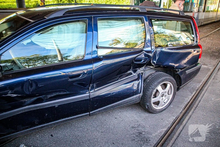 Aanrijding tussen tram en auto leidt tot flinke schade