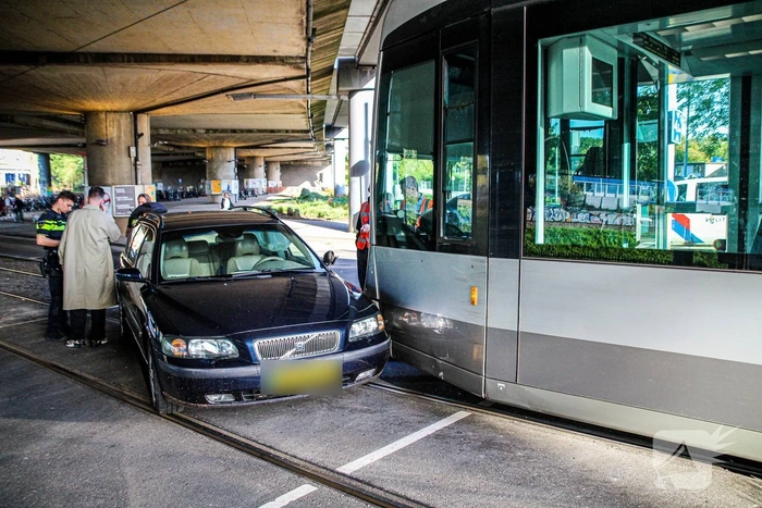 Aanrijding tussen tram en auto leidt tot flinke schade