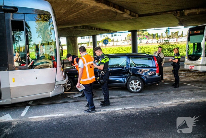Aanrijding tussen tram en auto leidt tot flinke schade