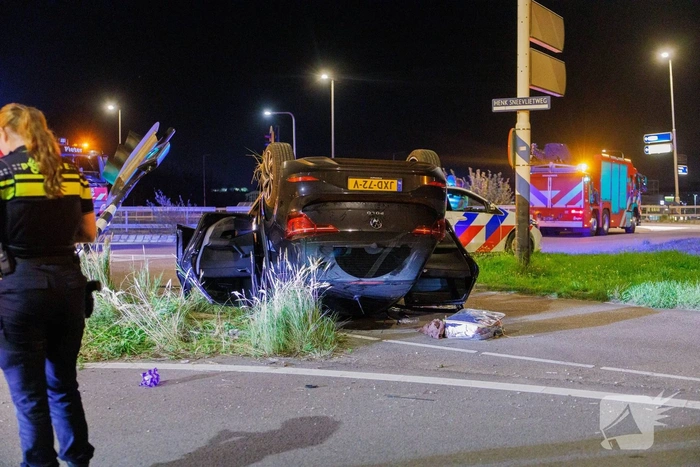 Auto flipte na aanrijding met stoplicht
