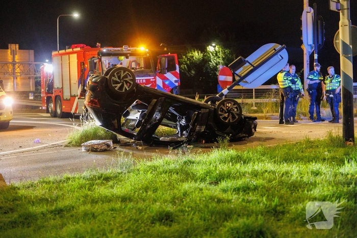Auto flipte na aanrijding met stoplicht
