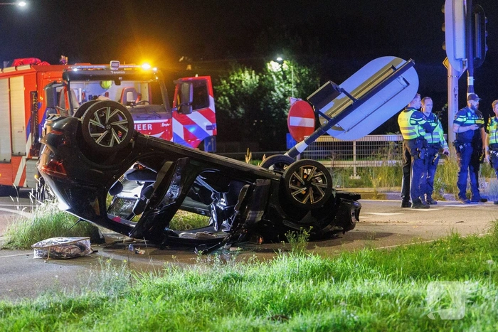 Auto flipte na aanrijding met stoplicht