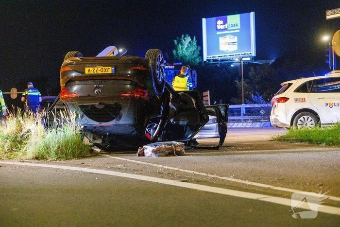 Auto flipte na aanrijding met stoplicht