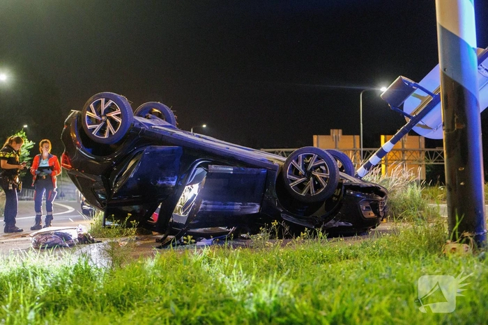 Auto flipte na aanrijding met stoplicht