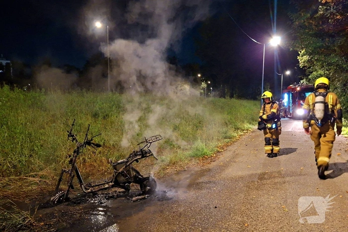 Scooter in brand aan Stadionlaan