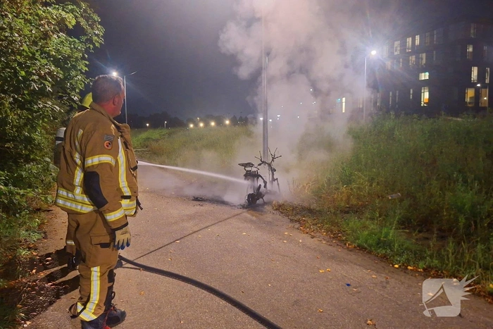 Scooter in brand aan Stadionlaan