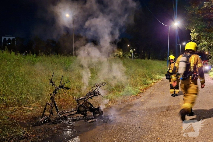 Scooter in brand aan Stadionlaan