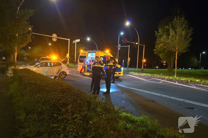 Automobilist ramt boom en raakt gewond