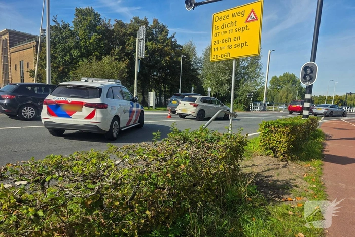 Auto's beschadigd na botsing op brug