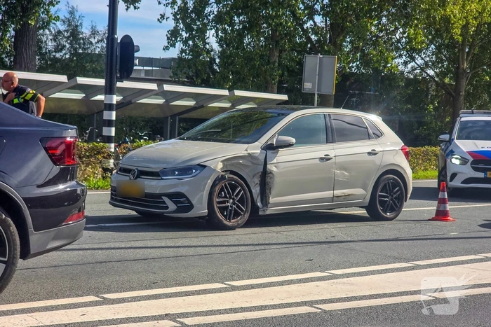Auto's beschadigd na botsing op brug