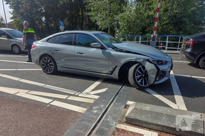 Auto's beschadigd na botsing op brug