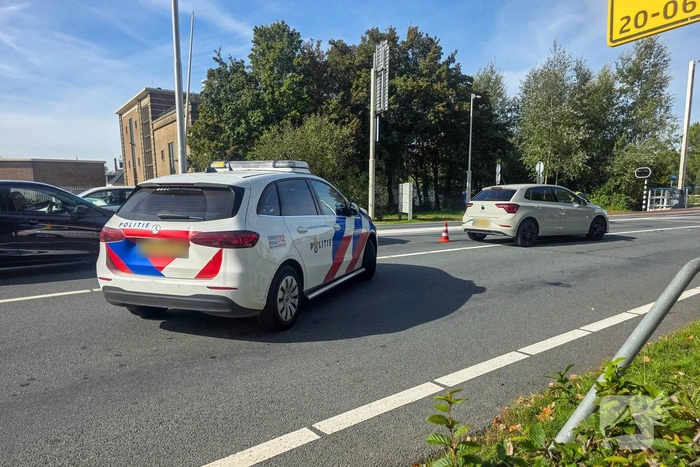 Auto's beschadigd na botsing op brug