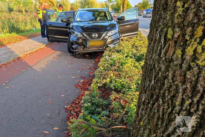 Lantaarnpaal omvergereden door bestuurster