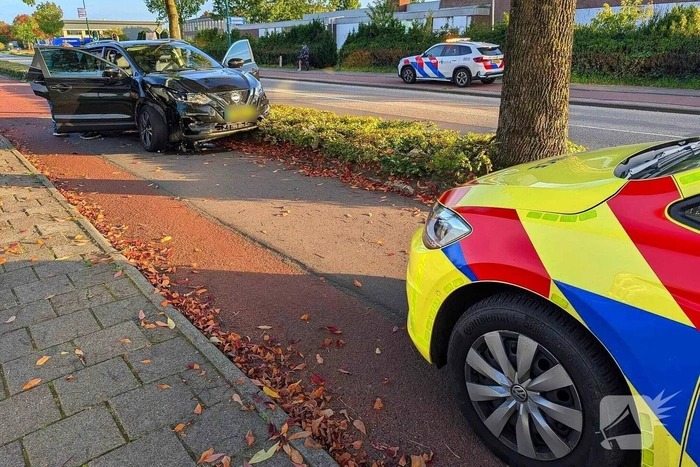 Lantaarnpaal omvergereden door bestuurster
