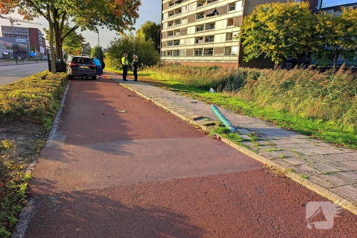 Lantaarnpaal omvergereden door bestuurster