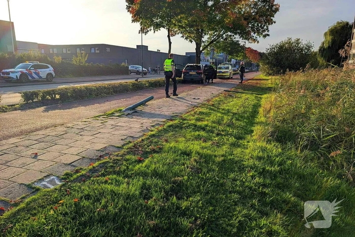 Lantaarnpaal omvergereden door bestuurster