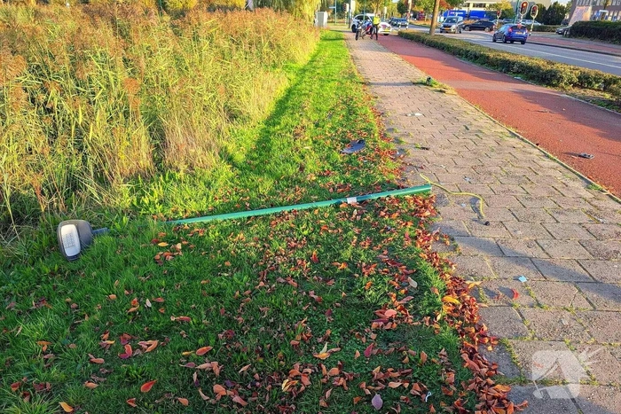 Lantaarnpaal omvergereden door bestuurster