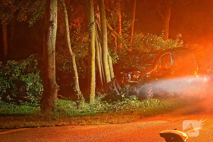 Busje botst tegen boom
