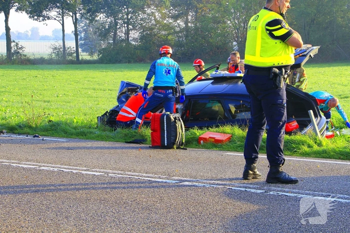 Zware aanrijding tussen auto en vrachtwagen vereist trauma team