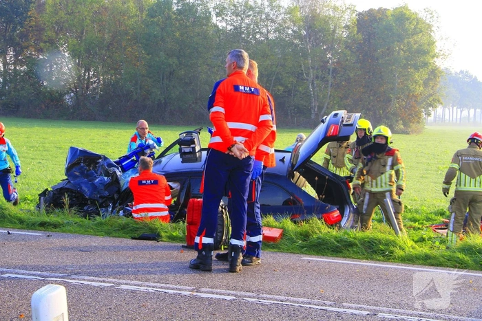Zware aanrijding tussen auto en vrachtwagen vereist trauma team