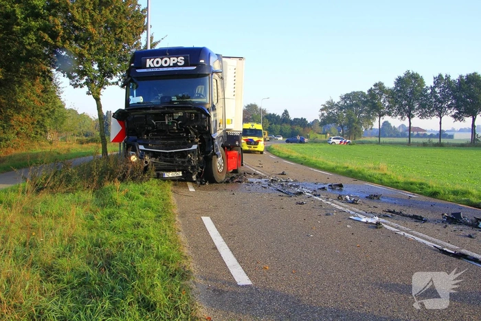 Zware aanrijding tussen auto en vrachtwagen vereist trauma team