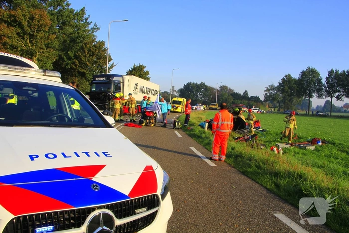 Zware aanrijding tussen auto en vrachtwagen vereist trauma team