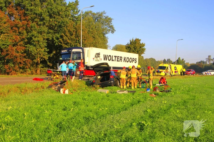 Zware aanrijding tussen auto en vrachtwagen vereist trauma team