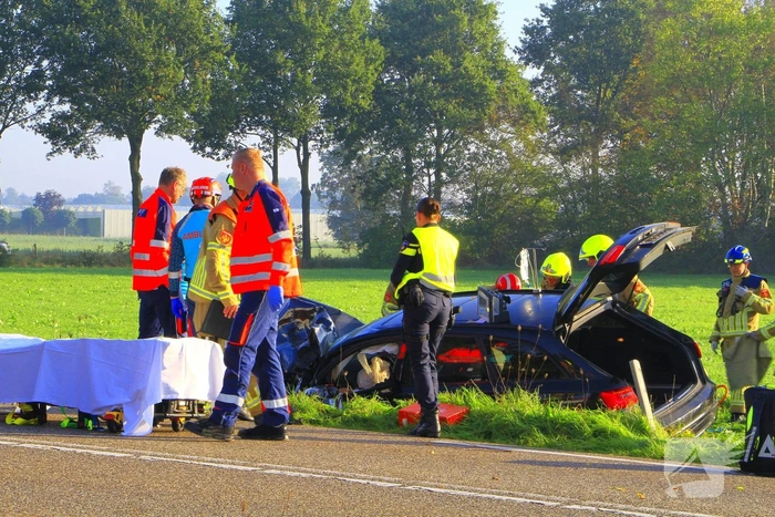 Zware aanrijding tussen auto en vrachtwagen vereist trauma team
