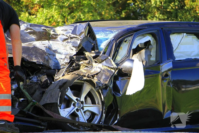 Zware aanrijding tussen auto en vrachtwagen vereist trauma team