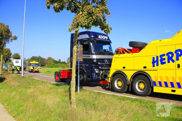 Zware aanrijding tussen auto en vrachtwagen vereist trauma team