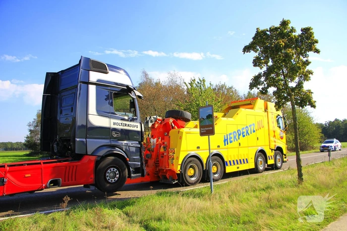 Zware aanrijding tussen auto en vrachtwagen vereist trauma team