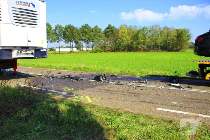 Zware aanrijding tussen auto en vrachtwagen vereist trauma team