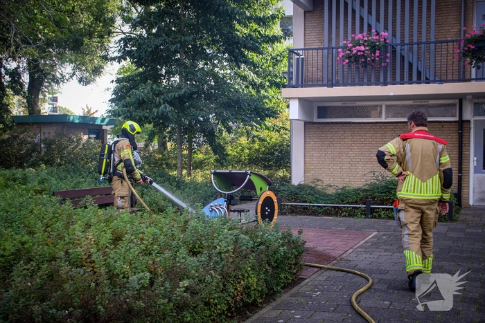 Karton in brand gezet naast speeltoestel