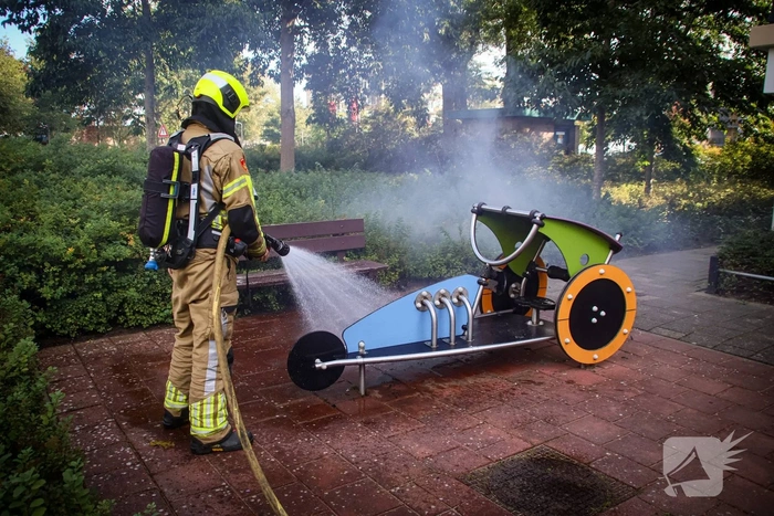 Karton in brand gezet naast speeltoestel