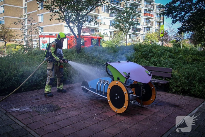 Karton in brand gezet naast speeltoestel