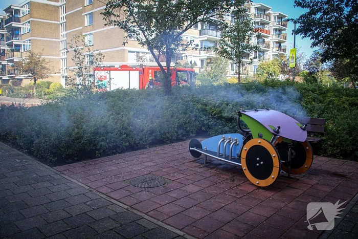 Karton in brand gezet naast speeltoestel