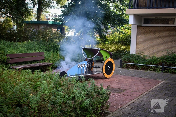Karton in brand gezet naast speeltoestel