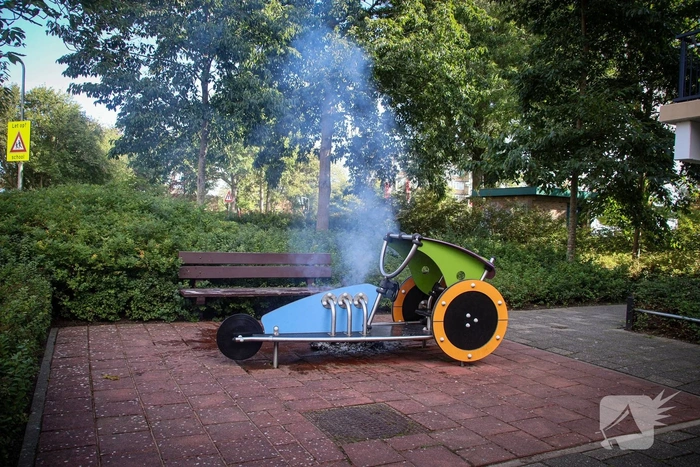 Karton in brand gezet naast speeltoestel