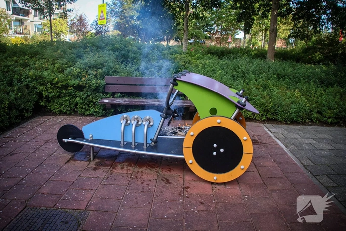 Karton in brand gezet naast speeltoestel