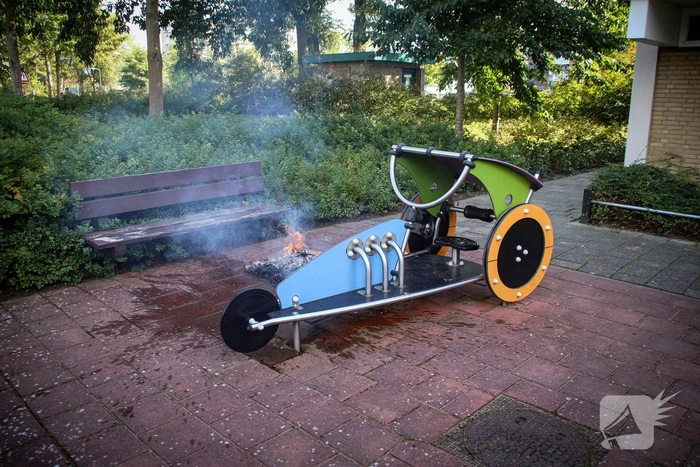 Karton in brand gezet naast speeltoestel