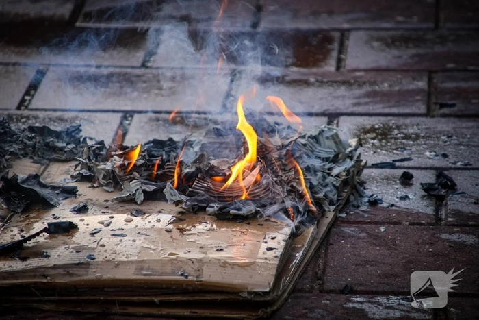 Karton in brand gezet naast speeltoestel