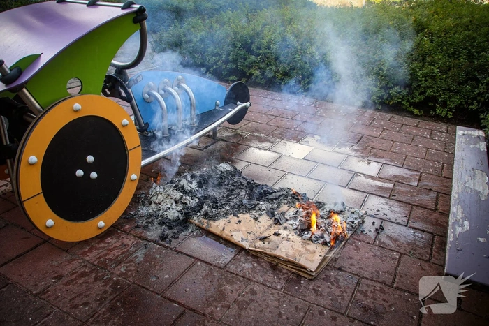Karton in brand gezet naast speeltoestel