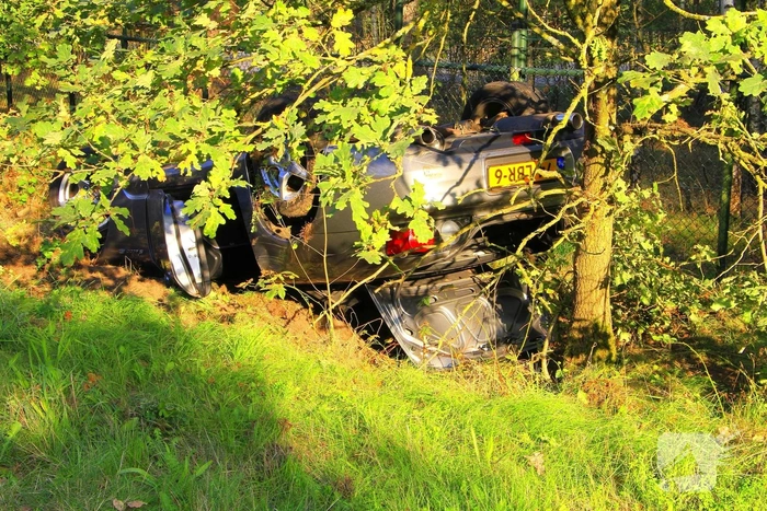 Auto belandt op dak na ongeval