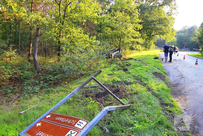 Auto belandt op dak na ongeval