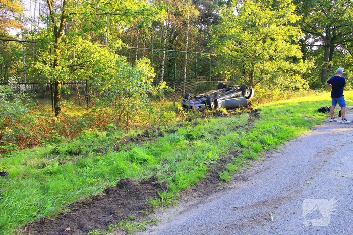 Auto belandt op dak na ongeval