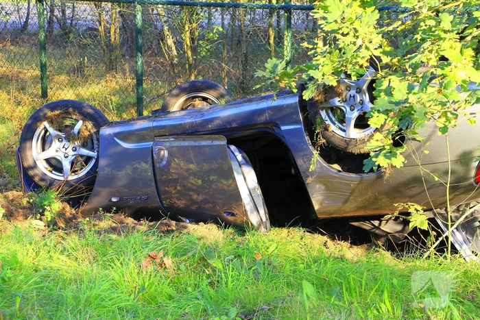 Auto belandt op dak na ongeval