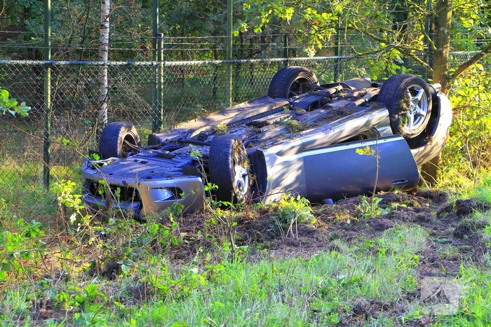 Auto belandt op dak na ongeval