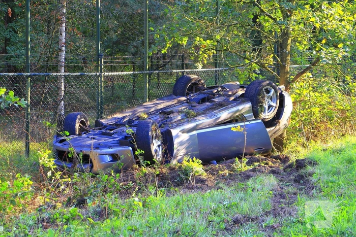 Auto belandt op dak na ongeval