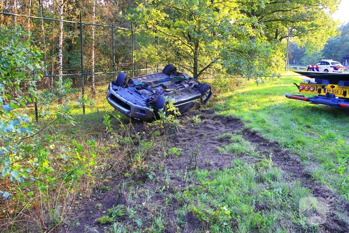 Auto belandt op dak na ongeval