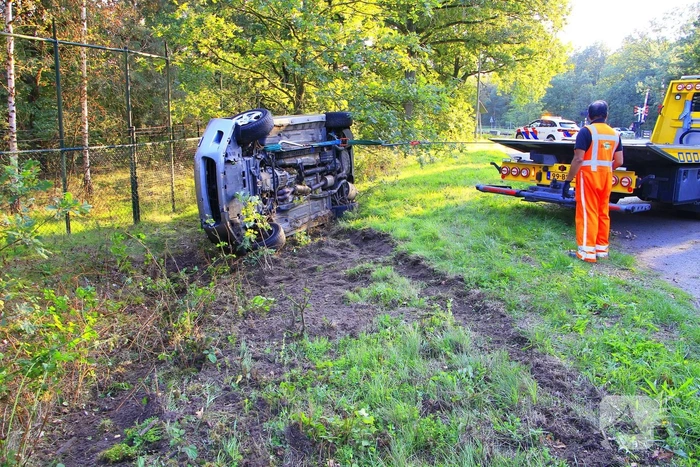 Auto belandt op dak na ongeval